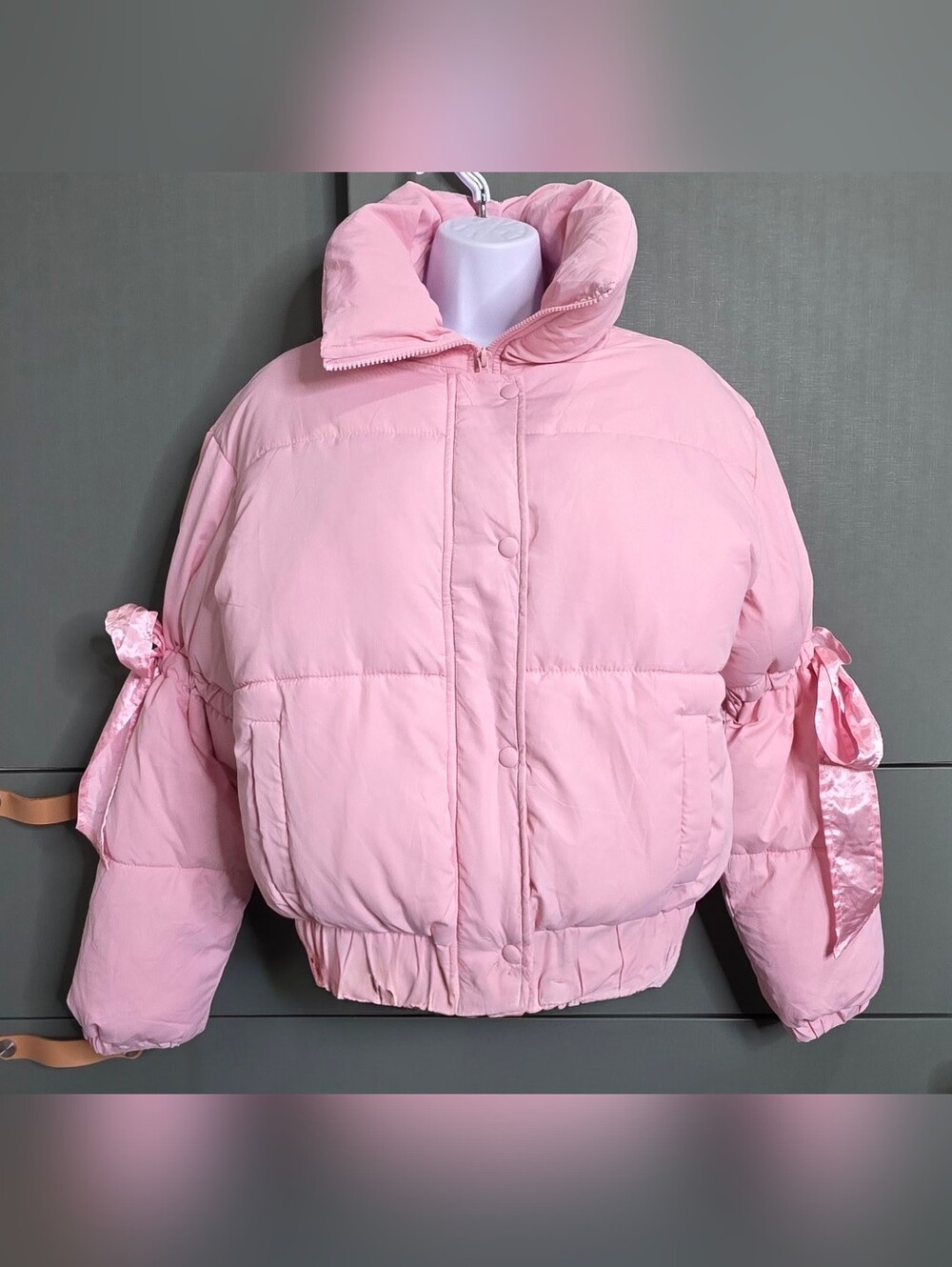 780. Madden Girl Pink Cropped Coquette Bow Puffer Jacket Medium